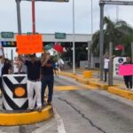 Toman caseta Tuxpan-México; cobran cuotas no oficiales a automovilistas