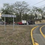 Vuelca camioneta con carne en el distribuidor Manlio Fabio Altamirano; no hubo heridos graves