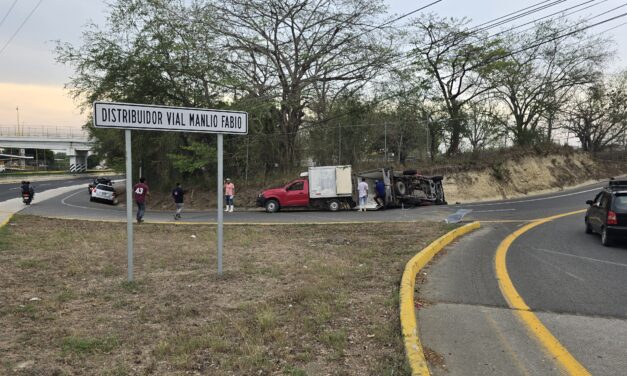 Vuelca camioneta con carne en el distribuidor Manlio Fabio Altamirano; no hubo heridos graves