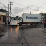 Choque sin lesionados en la colonia Anáhuac; camión invadió carril preferente