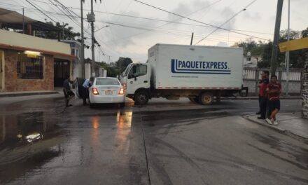 Choque sin lesionados en la colonia Anáhuac; camión invadió carril preferente