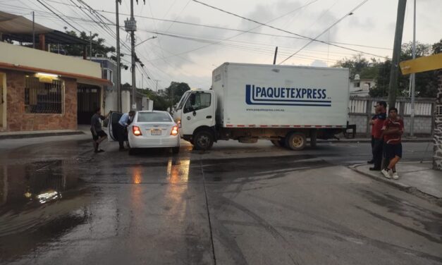 Choque sin lesionados en la colonia Anáhuac; camión invadió carril preferente