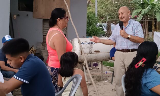 Juan Ramón Ganem escucha y propone soluciones a vecinos de la colonia Rafael Hernández Ochoa