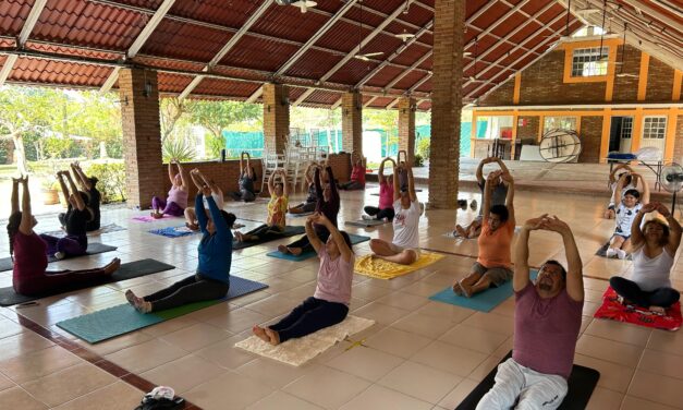 Contador Juan Gómez Promueve la Activación Física en Alto Lucero con Clase de Yoga