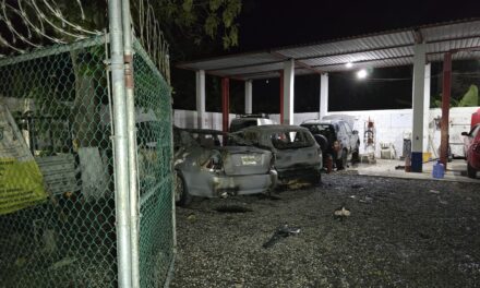 Incendio en taller del centro de Tuxpan deja dos autos calcinados