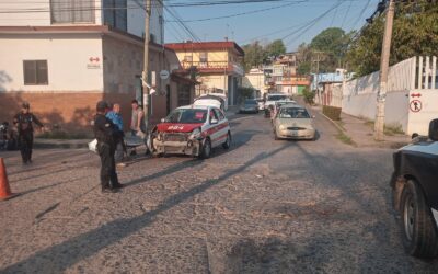 Choque entre taxi y motocicleta en el centro de Tuxpan deja un lesionado leve