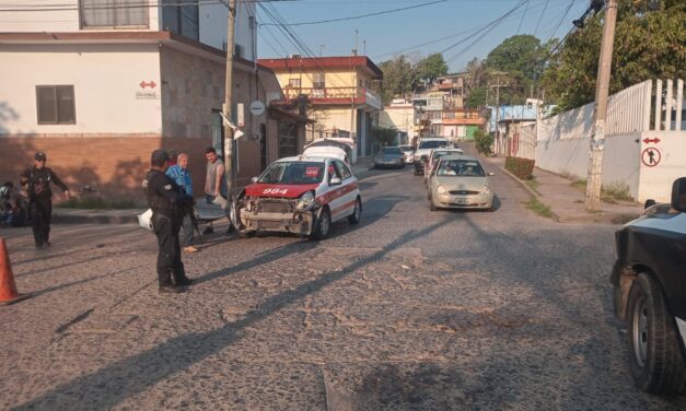 Choque entre taxi y motocicleta en el centro de Tuxpan deja un lesionado leve