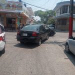 Choque en Arteaga deja solo daños materiales