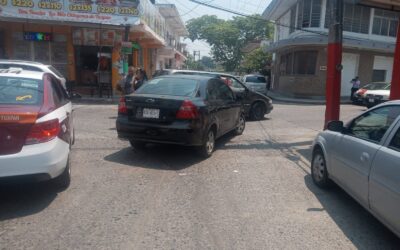 Choque en Arteaga deja solo daños materiales