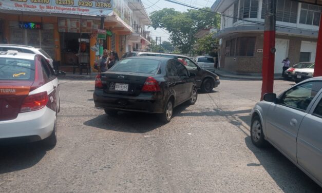 Choque en Arteaga deja solo daños materiales