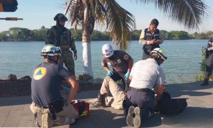 Motociclista resulta lesionado tras derrapar frente a la escuela Tello