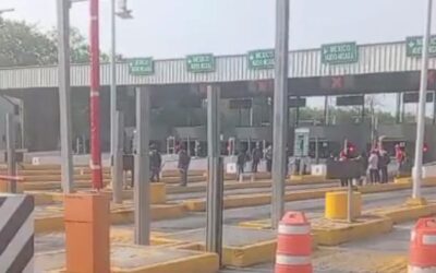 Toman caseta Tuxpan-México; cobran cuotas no oficiales a automovilistas