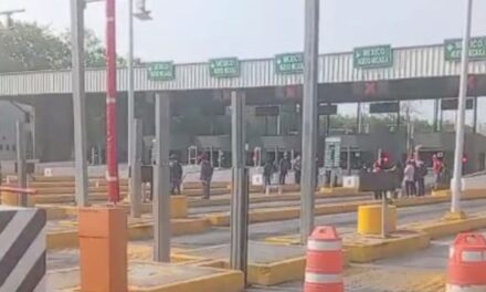Toman caseta Tuxpan-México; cobran cuotas no oficiales a automovilistas
