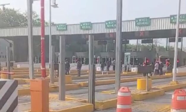 Toman caseta Tuxpan-México; cobran cuotas no oficiales a automovilistas