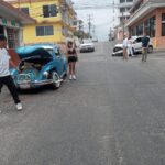 Choca vochito contra camioneta al pasarse un alto en Zapote Gordo