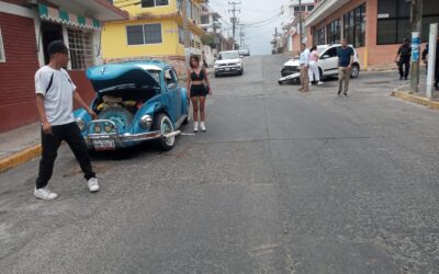 Choca vochito contra camioneta al pasarse un alto en Zapote Gordo