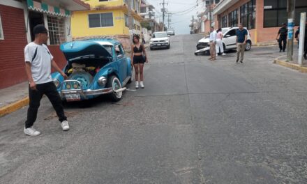 Choca vochito contra camioneta al pasarse un alto en Zapote Gordo