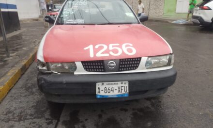 Accidente en el centro de Tuxpan deja una pasajera lesionada leve