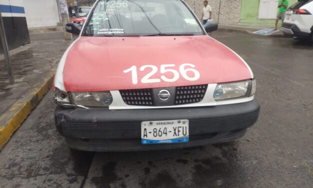 Accidente en el centro de Tuxpan deja una pasajera lesionada leve