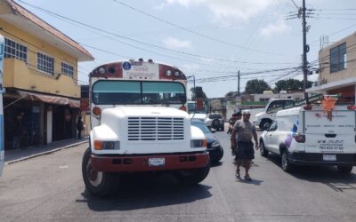 Choque entre autobús y Jetta moviliza a autoridades en Tuxpan; no hubo lesionados