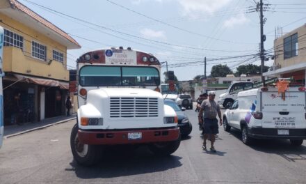 Choque entre autobús y Jetta moviliza a autoridades en Tuxpan; no hubo lesionados