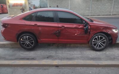 Choca autobús de ADO contra automóvil al maniobrar en la avenida Cuauhtémoc