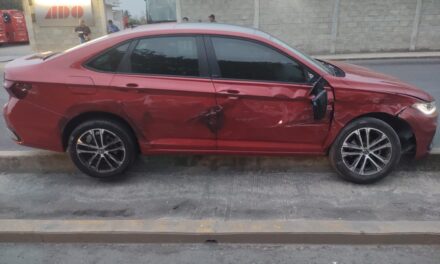 Choca autobús de ADO contra automóvil al maniobrar en la avenida Cuauhtémoc