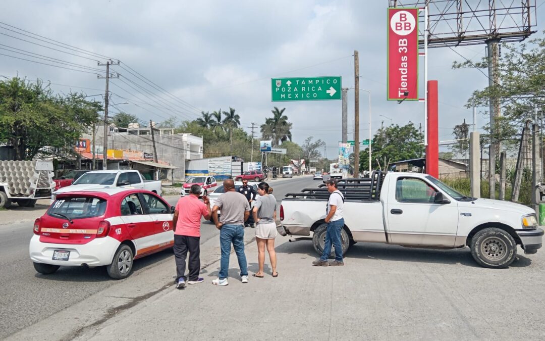 Fuerte choque entre camioneta y taxi en la Tuxpan-Tampico; no hubo lesionados