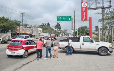 Fuerte choque entre camioneta y taxi en la Tuxpan-Tampico; no hubo lesionados