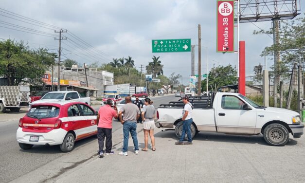 Fuerte choque entre camioneta y taxi en la Tuxpan-Tampico; no hubo lesionados