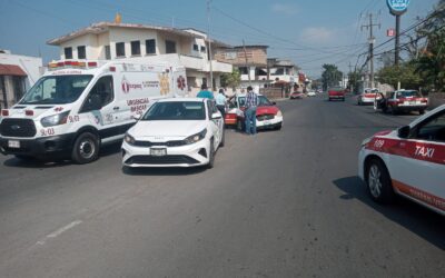 Doña Juana resulta lesionada tras choque entre particular y taxi en la Del Valle