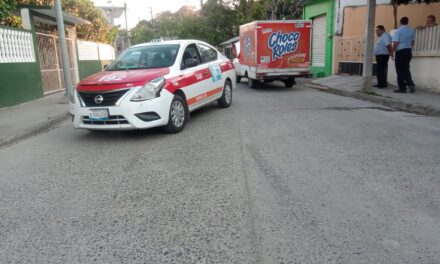 Le pega a un Taxi, el de los Chocoroles