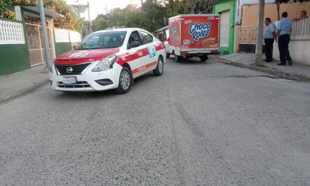 Le pega a un Taxi, el de los Chocoroles