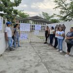 Padres de familia protestan en la Escuela Primaria México de Tuxpan: exigen el regreso del maestro Antonio Rodríguez