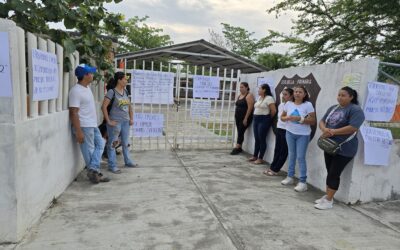 Padres de familia protestan en la Escuela Primaria México de Tuxpan: exigen el regreso del maestro Antonio Rodríguez