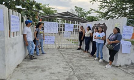 Padres de familia protestan en la Escuela Primaria México de Tuxpan: exigen el regreso del maestro Antonio Rodríguez