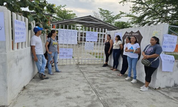 Padres de familia protestan en la Escuela Primaria México de Tuxpan: exigen el regreso del maestro Antonio Rodríguez
