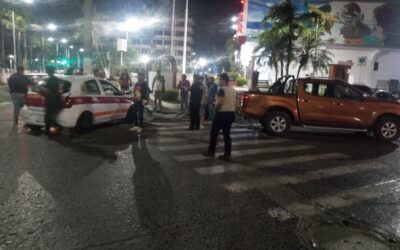 Imprudente vuelta termina en choque: una mujer resulta lesionada en el bulevar Jesús Reyes Heroles