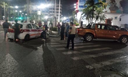 Imprudente vuelta termina en choque: una mujer resulta lesionada en el bulevar Jesús Reyes Heroles
