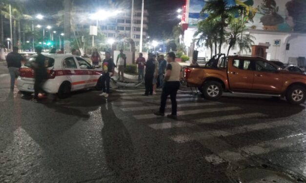 Imprudente vuelta termina en choque: una mujer resulta lesionada en el bulevar Jesús Reyes Heroles