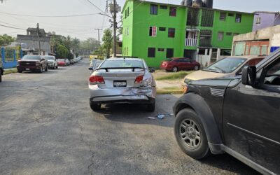 Colisión entre camioneta y auto en Puerto Pesquero termina sin lesionados