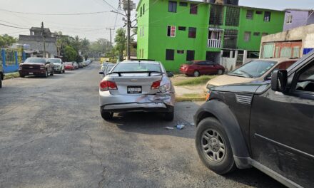 Colisión entre camioneta y auto en Puerto Pesquero termina sin lesionados