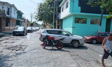Motociclista y su acompañante resultan lesionados en choque en la colonia Escudero