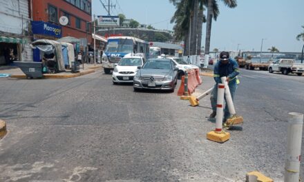 Accidente vial en el bulevar Jesús Reyes Heroles deja sólo daños materiales