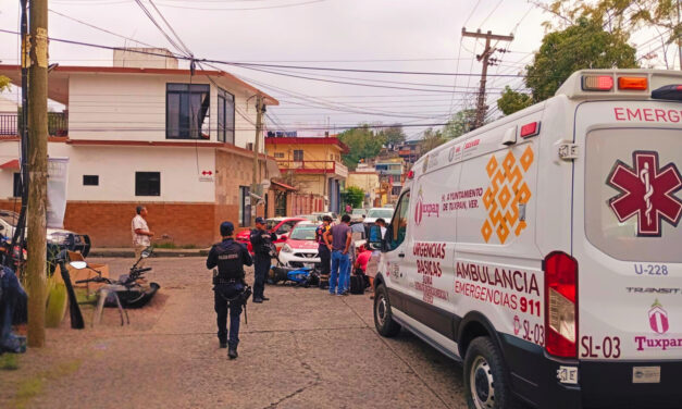 Tres lesionados en choque entre taxi y motocicleta en pleno centro de Tuxpan