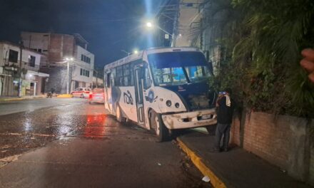 Conductor «FANTASMA» se estrella contra barda en la colonia Anáhuac