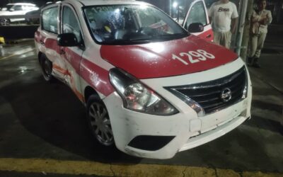 Choque entre taxi y vehículo particular deja dos lesionados en la colonia Burocrática