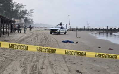 Policía de Ecatepec muere ahogado en playa Amistad; su acompañante fue rescatada con vida