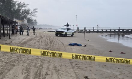 Policía de Ecatepec muere ahogado en playa Amistad; su acompañante fue rescatada con vida