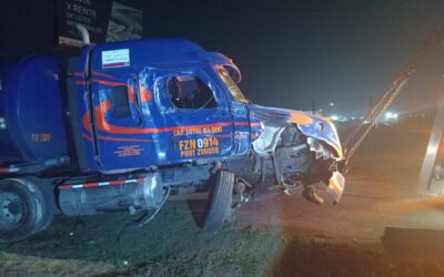 Trailero pierde el control y provoca accidente en el libramiento portuario de Tuxpan